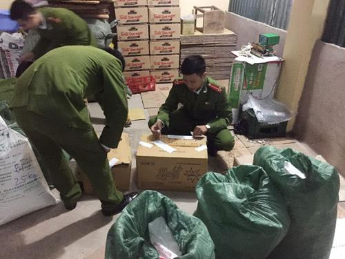 Công an kiểm tra, thu giữ hàng mì chính giả nhãn hiệu. Ảnh: Công an Thanh Hóa