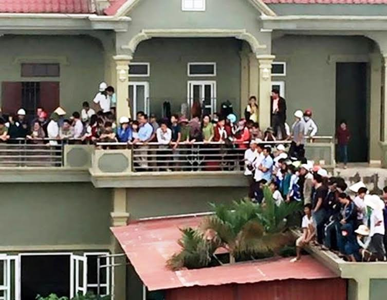 Rất đông người dân theo dõi lực lượng công an thực nghiệm hiện trường vụ án.