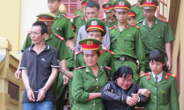 Dẫn giải các bị cáo tại phiên tòa