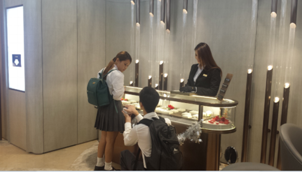 Tranh cãi chuyện nam sinh bỏ học đi mua nhẫn kim cương cầu hôn