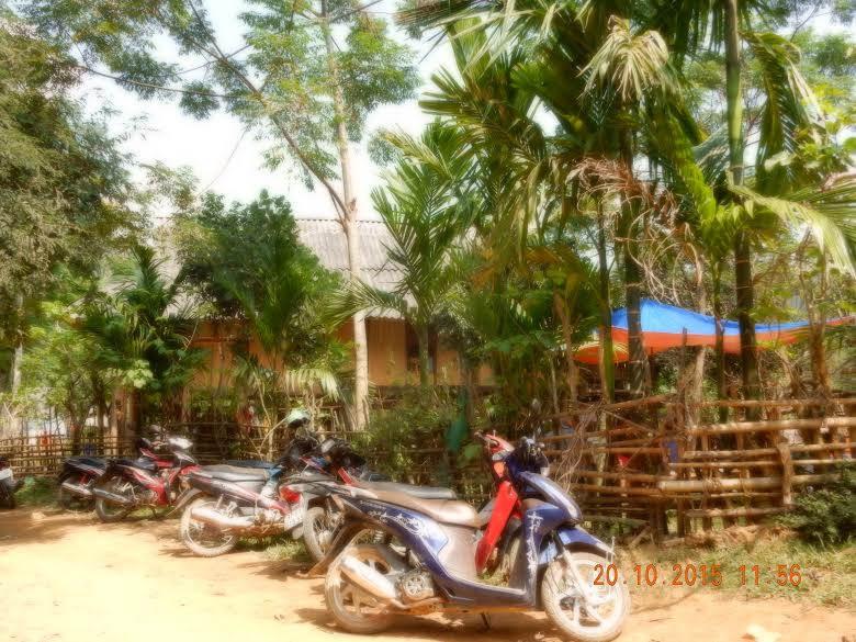 Rất nhiều người dân đến chia buồn với gia đình nạn nhân 