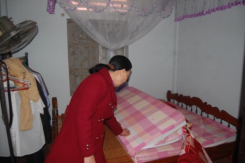 Nạn nhân Thủy và hiện trường xảy ra vụ cướp vàng, tiền táo tợn đêm 27/2. ẢNH: H.T 