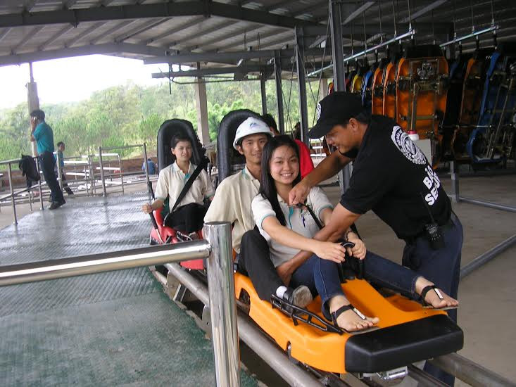 Chạy xe trên máng trượt ở Datanta 