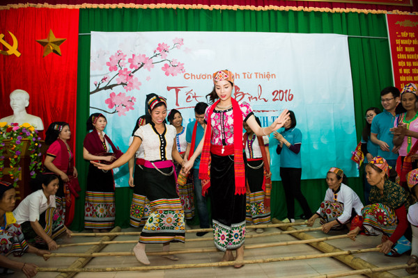 Kỳ Duyên 'hóa' cô gái Thái nhảy sạp cực điệu nghệ