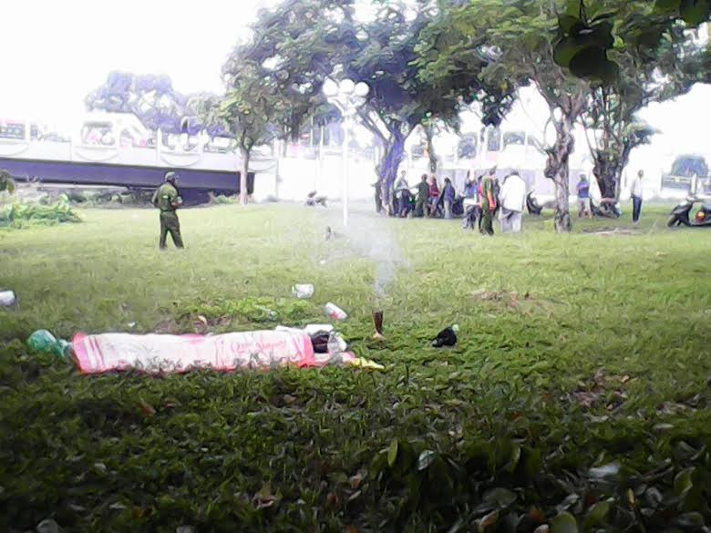 Xác nam thanh niên được đưa lên bờ sau khi nổi lên trên sông Hương. Ảnh: Ngọc Văn