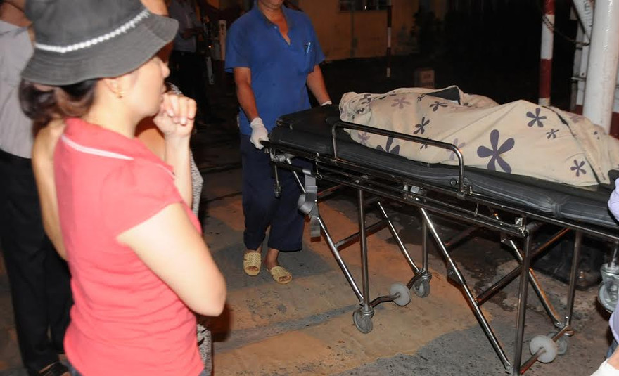 Thi thể nạn nhân xấu số được đưa về nhà xác.