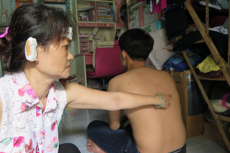 Bà Thảo cùng con trai bị tấn công nhiều lần bởi những người giấu mặt.