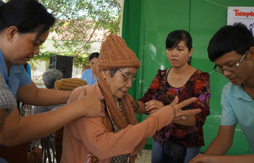 Áo ấm mùa xuân đến với cụ già Cần Thơ