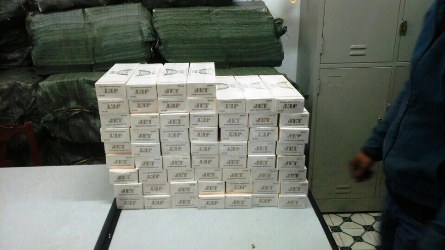 Số thuốc lá lậu bị bắt quả tang nghi nhập lậu. Ảnh CA cung cấp 