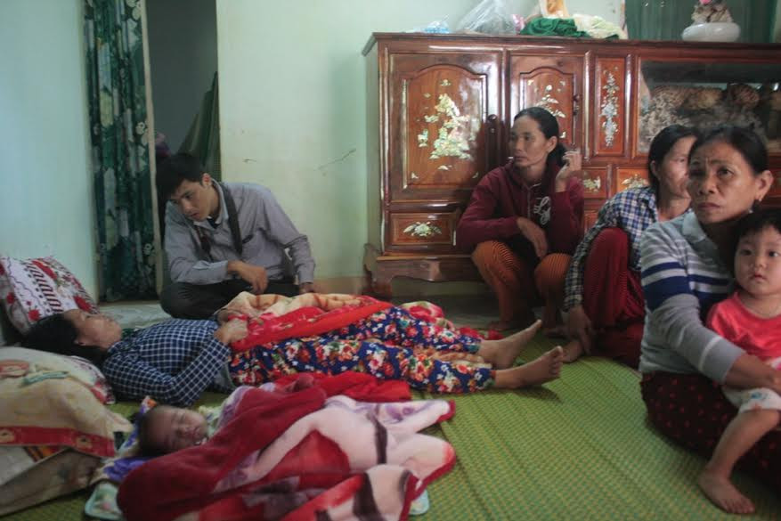 Bà Mai Thị Long (vợ ông Trương Đình Bảy bị bắn chết ở Trường Sa) suy sụp sau khi hay tin chồng bị bắn chết.