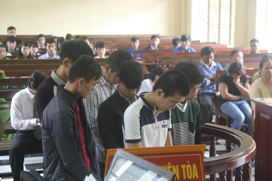 Nhóm thiếu niên tại phiên tòa 