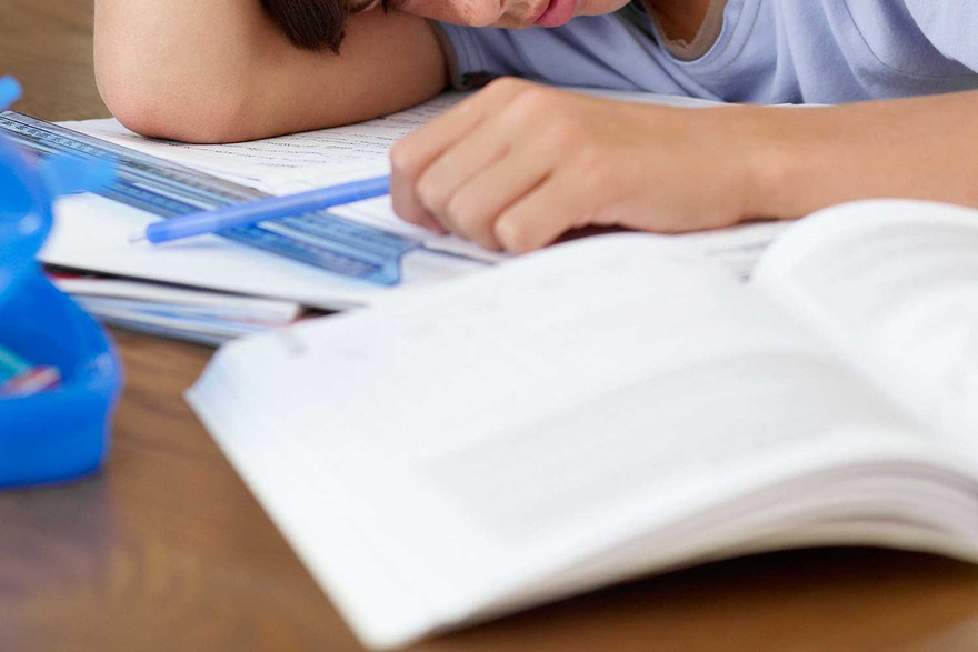 Thương tâm bé trai treo cổ tự vẫn do 'quá tải' bài tập 