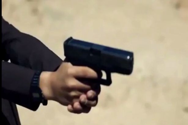 Những ngón tay nhỏ bé bóp cò súng, đoạt mạng người.