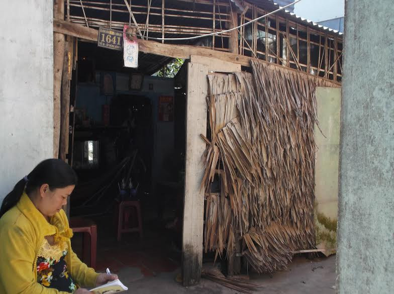 Chị Thảo bên căn nhà của mình.