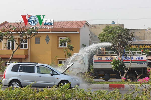 Nhờ có xe tưới nước nên khói và ngọn lửa trước đầu xe ô tô được dập tắt