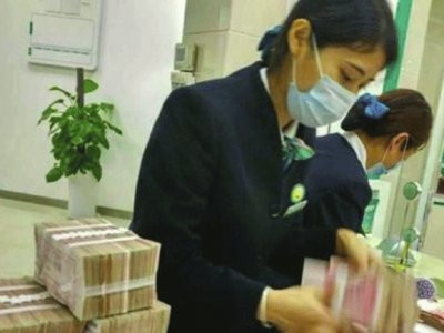 Vác 8 bao tiền... mốc đến ngân hàng gửi tiết kiệm