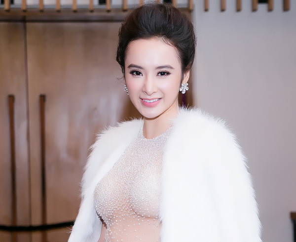 Angela Phương Trinh 'đụng hàng' váy gây bão Hà Hồ