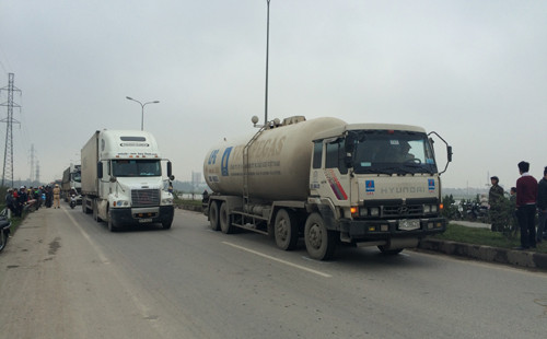 Chiếc xe bồn sau khi cán chết ba người tiếp tục lao về phía trước một đoạn dài mới dừng lại. 