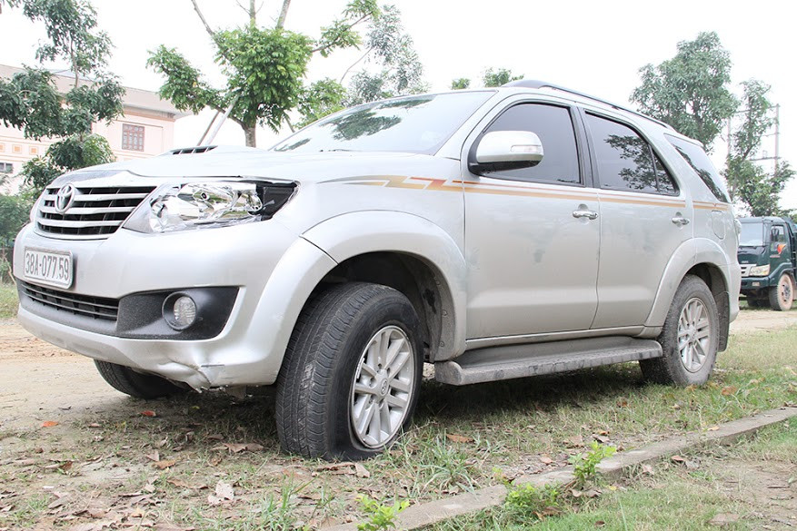 Chiếc ô tô bị nổ lốp khi tháo chạy. 