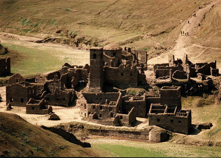 Ngôi làng cổ hiện ra mỗi lần nước cạn.