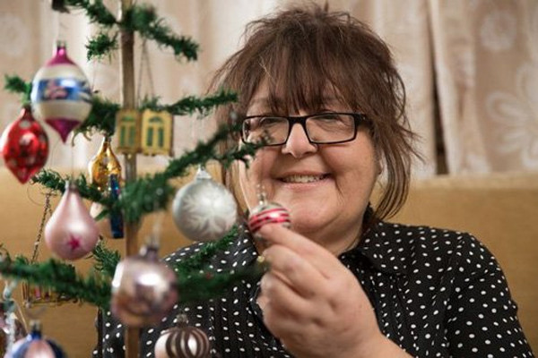 Cây thông Noel gần trăm tuổi sống sót qua trận bom của Hitle