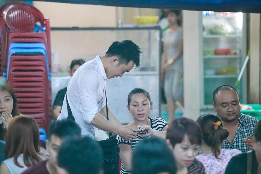 Một đêm mưu sinh của Hot Boy kẹo kéo