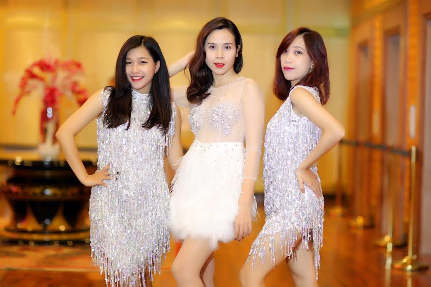 Lưu Hương Giang diện váy xuyên thấu biểu diễn bốc lửa