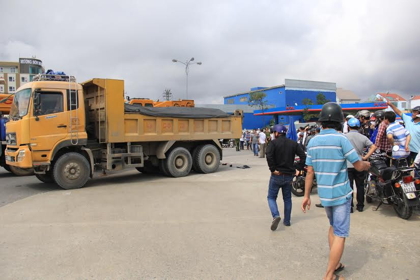 Hiện trường vụ tai nạn chết người giữa xe ben và xe máy