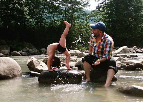 Tròn mắt xem bé 2 tuổi uốn dẻo như 'siêu nhân'