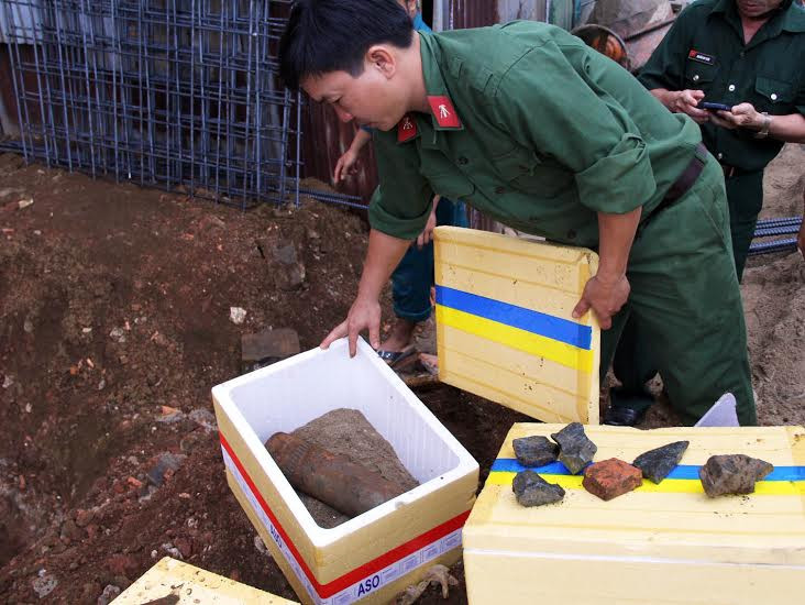 Xếp đạ pháo vào thùng 