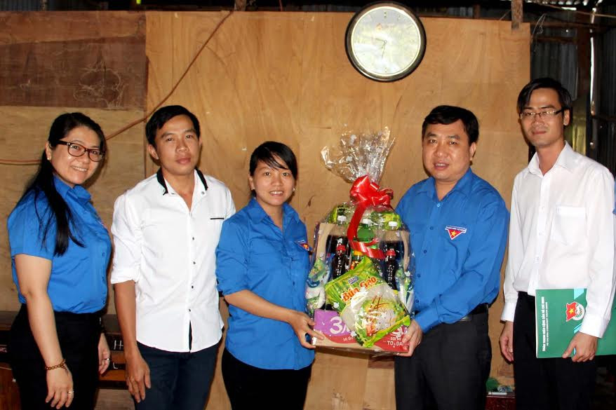 Bí thư thường trực Nguyễn Mạnh Dũng trao quà và động viên Bí thư chi đoàn ấp có hoàn cảnh khó khăn