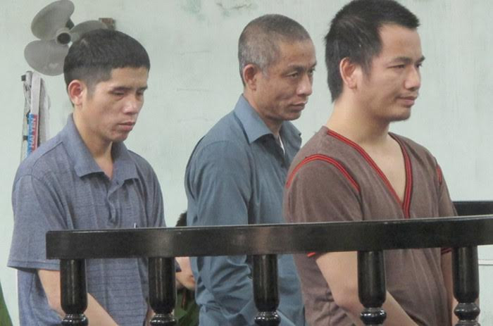 Bị cáo Vũ Đình Dương (đứng đầu) và đồng bọn tại phiên tòa