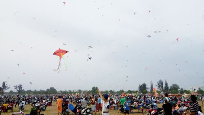 Nhiều người tập trung thả diều và xem diều tại khu đồng diều Hóc Môn hôm xảy ra sự cố. Ảnh: Hải Nam.