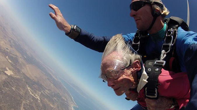 Cụ bà nhảy dù mừng sinh nhật 100 tuổi