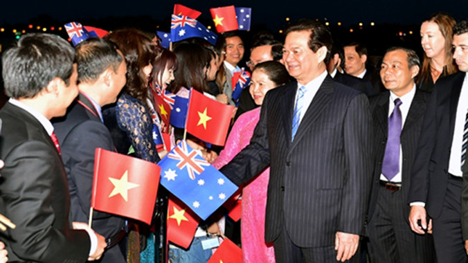 Đại diện cộng đồng người Việt Nam và học sinh, sinh viên Việt Nam đón Thủ tướng Nguyễn Tấn Dũng. Ảnh: chinhphu.vn.