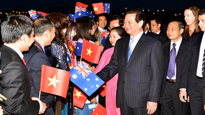 Đại diện cộng đồng người Việt Nam và học sinh, sinh viên Việt Nam đón Thủ tướng Nguyễn Tấn Dũng. Ảnh: chinhphu.vn.