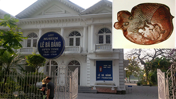 Bức phù điêu bằng gốm (ảnh nhỏ) và Trung tâm nghệ thuật Lê Bá Đảng nơi bị mất cắp. Ảnh:Đắc Đức.