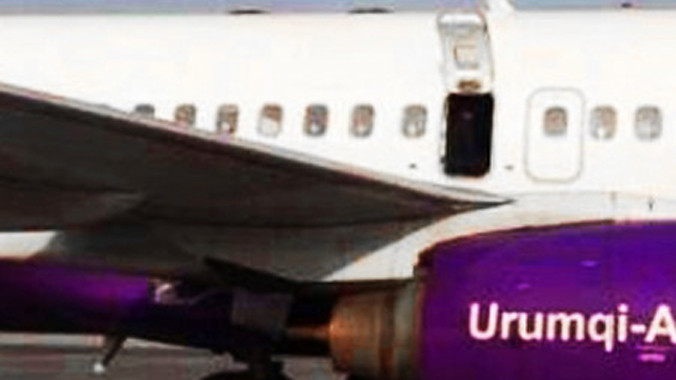 Cửa thoát hiểm máy bay bị mở khiến chuyến bay bị hoãn. Ảnh: SCMP.