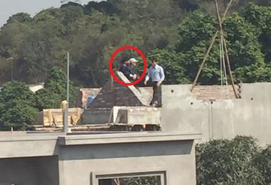 Lực lượng chức năng giữ người đàn ông sau nhiều giờ cố thủ