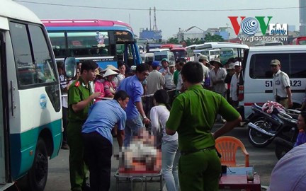 Chiếc xe khách nơi phát hiện người đàn ông nằm chết bên trong. Ảnh: VOV giao thông