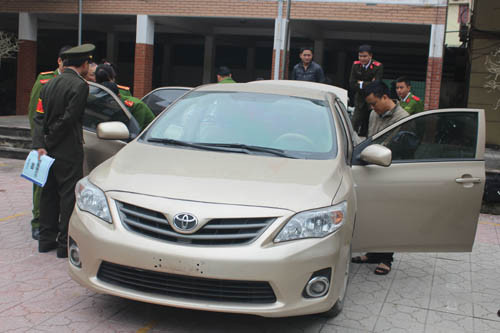 Công an thành phố Vinh khám nghiệm chiếc xe. Ảnh: H B