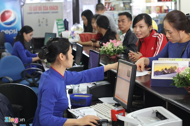 Người dân mua vé tàu tại ga Hà Nội