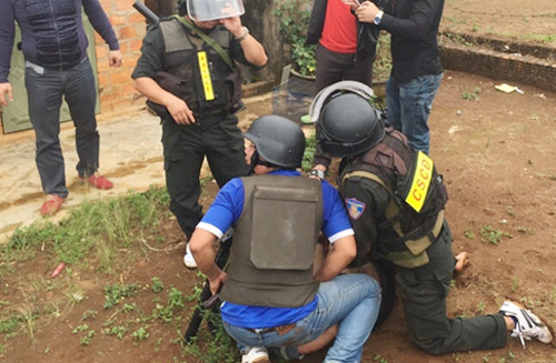 Cảnh sát quật ngã Hùng