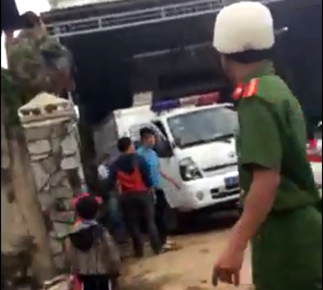 Lực lượng chức năng phong tỏa ngôi nhà ông Biên, nơi bắt giữ các đối tương. Ảnh do CA cung cấp