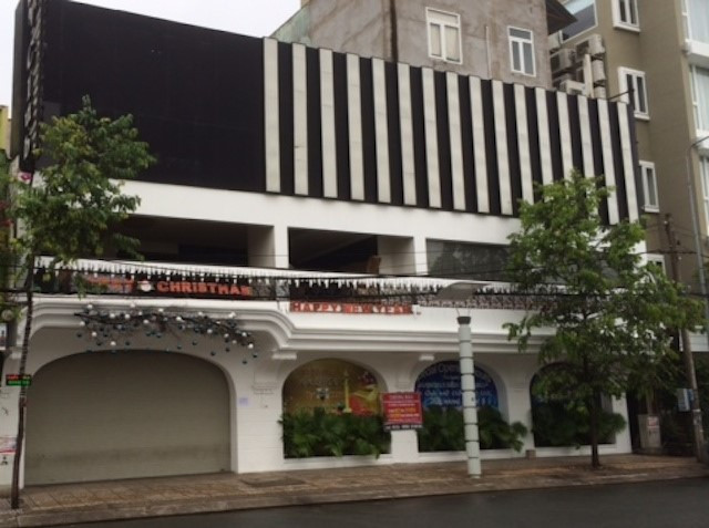 Vũ trường V18 Club tạm đóng, ngưng hoạt động sau vụ việc xảy ra vào rạng sáng 8/12. Ảnh Minh Anh