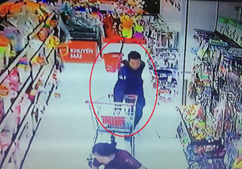 Hành vi trộm ví của Mười bị camera ghi lại. Ảnh: An ninh thủ đô