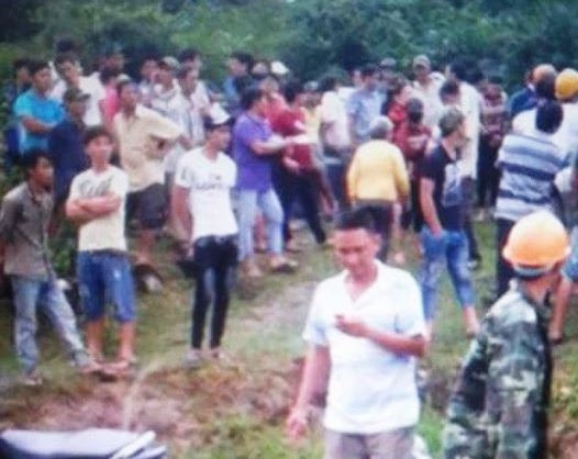 Nhiều người hiếu kỳ đến xem hiện trường vụ án mạng