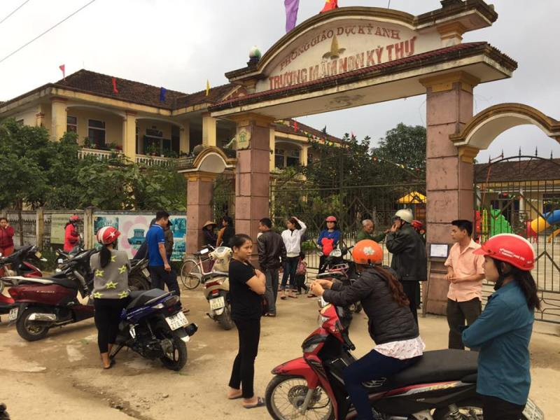 Rất nhiều phụ huynh tập trung trước cổng Trường Mầm non Kỳ Thư khi biết thông tin về vụ việc