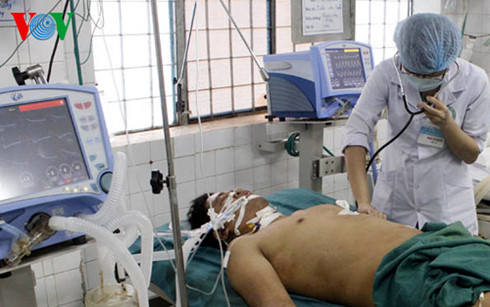 Bác sĩ đang theo dõi sức khỏe của thiếu úy Vương Hoàng Giáp