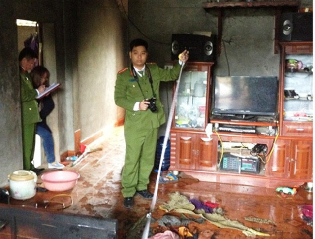 Công an huyện Đà Bắc khám nghiệm hiện trường, điều tra vụ việc